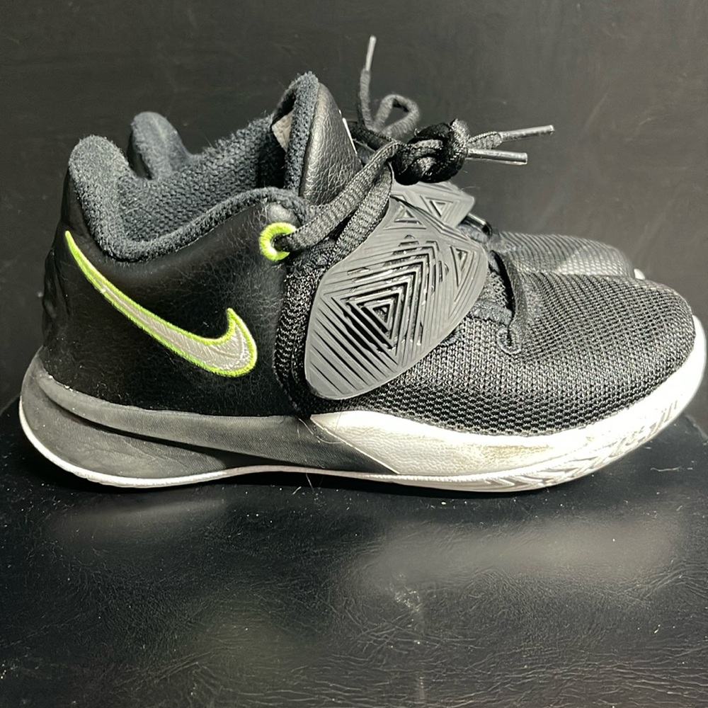 Boys Nike Kyrie Flytrap 3 Basketball Shoes Size 11C